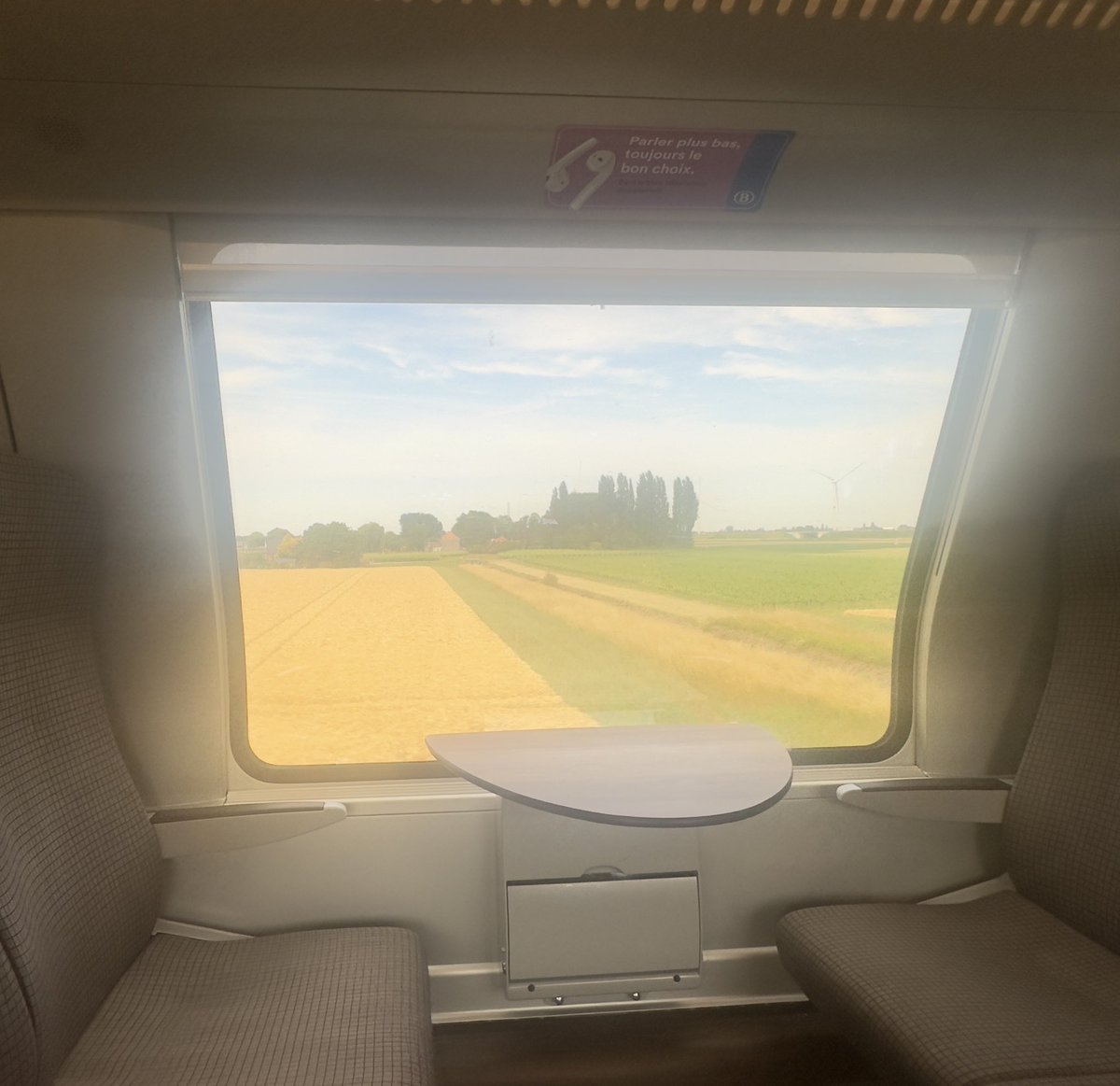 a picturesque Belgian🇧🇪 countryside on the train: the cheapest way to travel through Europe as it seems ticketing has yet to be enforced 💶