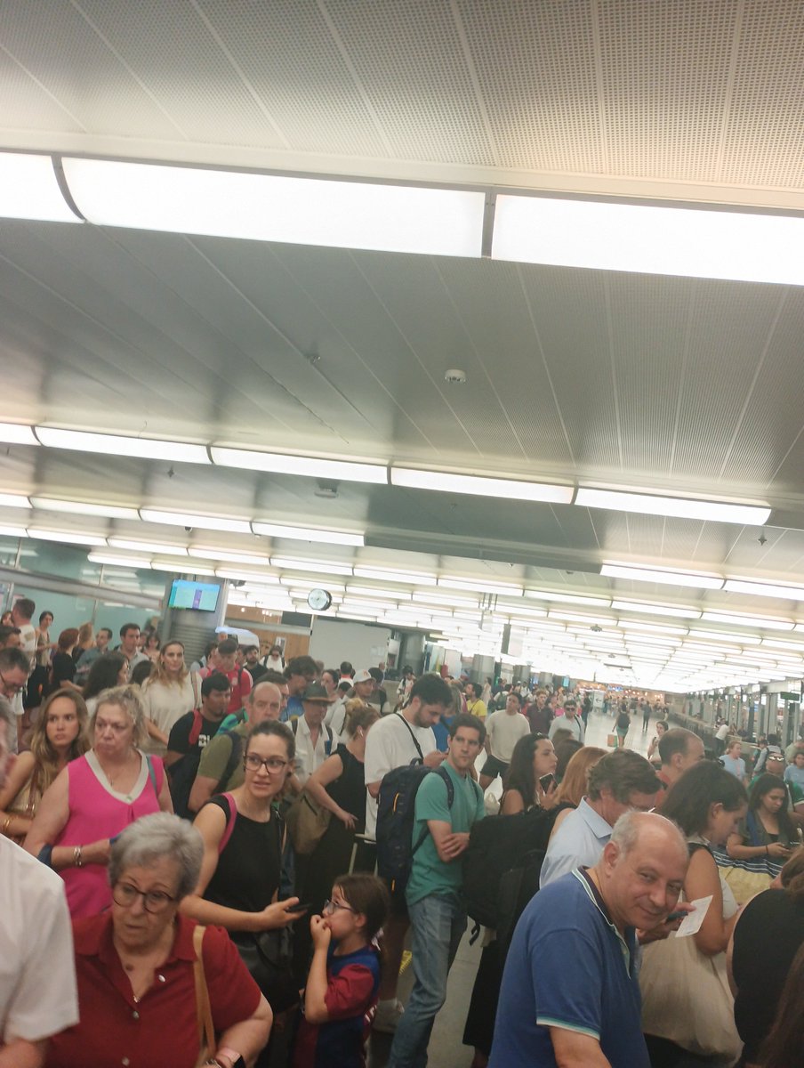 Es una auténtica vergüenza en desamparo y la pasividad a la que estamos sometidos. Llevamos más de 13 horas en retrasos acumulados en 8 días <a href="/Transxte/">🚉Álvaro F Heredia🚅🚈🚂</a> <a href="/Inforenfe/">InfoRenfe</a> 1 h de retraso "Montaos en el mismo coche, los asientos no coinciden"