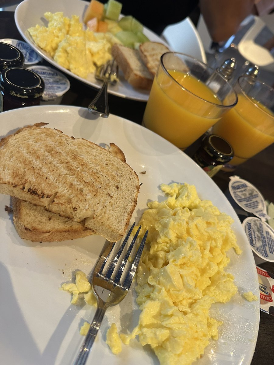 Buen día! 10.26 HS, rodeado de amigos del BOTAFOGO! Felices los tipos porque le ganaron al PSG.
Hablando del partido y como se escabiaron anoche… Solo quiero ser uno de ellos! GANEN EL SÁBADO POR EL AMOR DE DIOS!!! 🐔