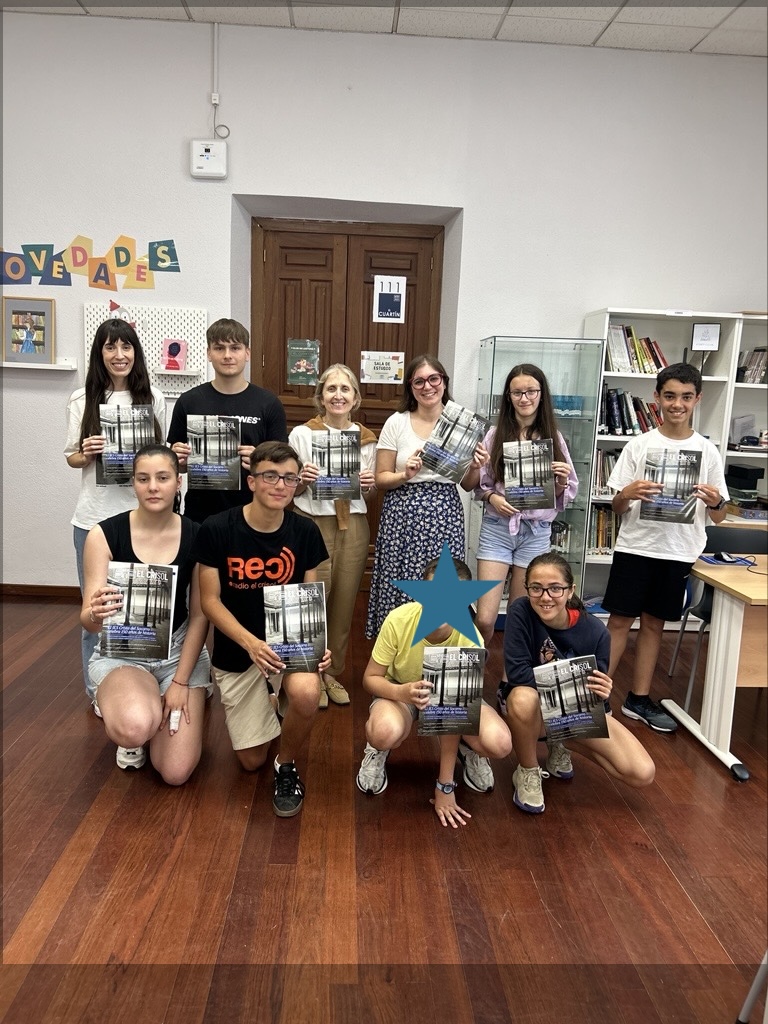 Los redactores de El Crisol, la revista del IES Cristo del Socorro, recibieron hoy los ejemplares en los que estuvieron trabajando todo el curso. Reportajes, entrevistas, artículos de opinión y mucho más. ¡Muchísimas gracias por vuestro trabajo, chicos!