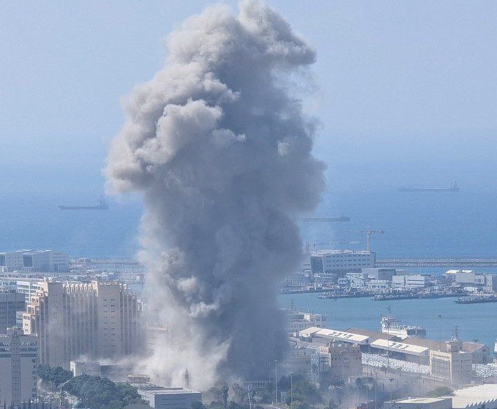 thefunksociety1's tweet image. 💥 Haifa under fire: An Iranian ballistic missile strikes the Israeli city, leaving multiple seriously injured in the blast.

⚠️ Tensions soar as Middle East conflict spirals out of control.

#HaifaHit #IranIsraelTensions #WarZoneAlert