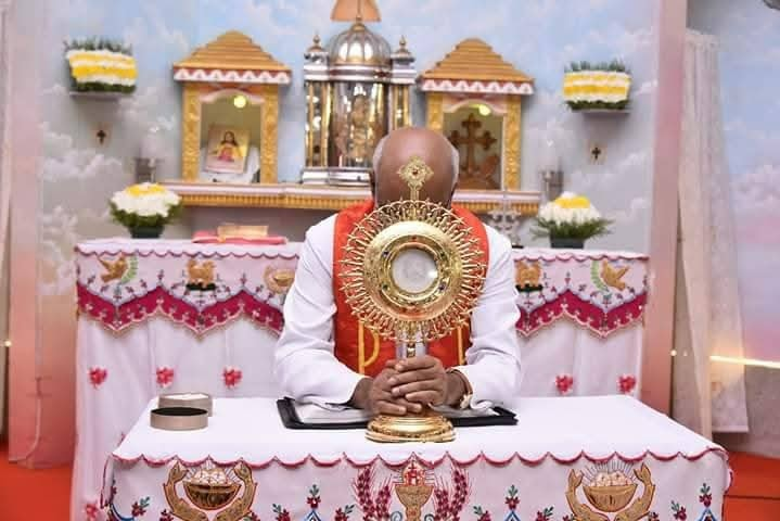 Pildorasdefe's tweet photo. 🚨 Vaticano ha aprobado oficialmente un milagro eucarístico ocurrido en India, donde el rostro de Jesucristo apareció en una hostia consagrada durante la celebración de la Santa Misa.

Este prodigio, ocurrido en el 2013, es reconocido doce años después de los hechos y confirma la presencia real de Jesús en la Eucaristía.

¿Sigues teniendo dudas de que Jesús está realmente en la Hostia Consagrada?
