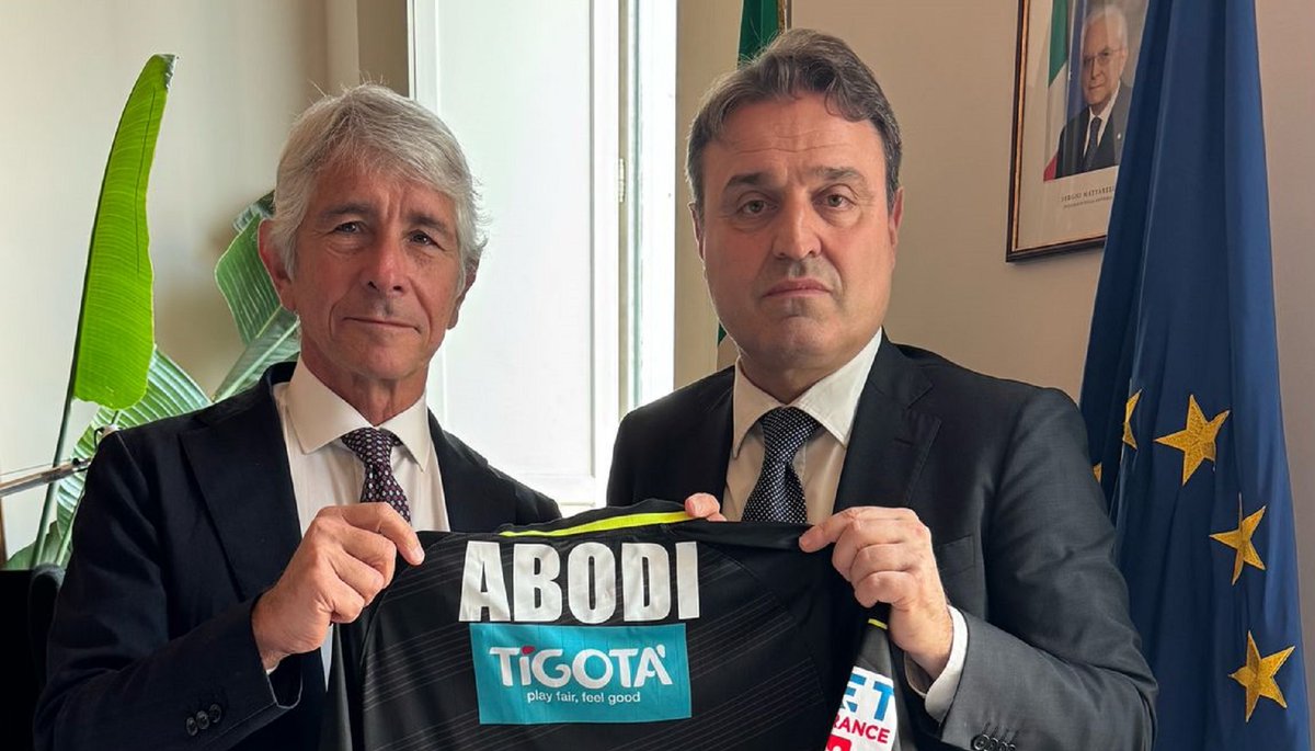 #Arbitri equiparati a pubblici ufficiali, carcere per la #violenza contro i direttori di gara. Zappi: "Una legge storica". Leggi la news: aia-figc.it/news/arbitri-e… #AIA #calcio #sport