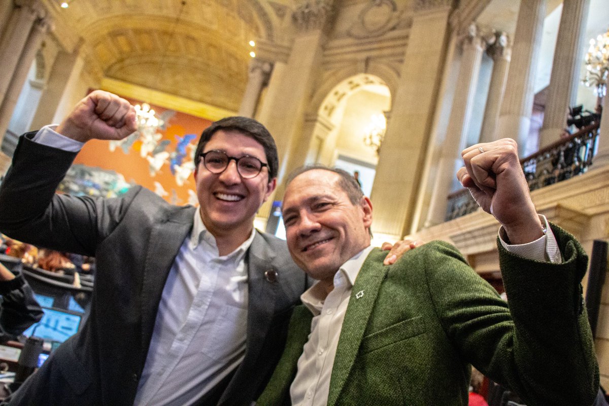 ¡Todo para quienes se levantan todos los días a trabajar y a hacer más grande a este país! 

Con la aprobación de la conciliación de la #ReformaLaboral en Cámara y Senado, todos los trabajadores en Colombia tendrán condiciones mucho más justas y dignas.