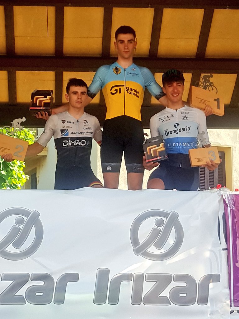 Podio tres cajones : Idiazabal- Idiazabal ( Prólogo)  
XXXV Gipuzkoako junior Itzulia: 🥇@Urkaregiiiii     <a href="/Danenake/">Danena K.E.</a>    🥈Unai Morán ( Café Dromedario <a href="/DurangaldekoBzk/">Durangaldeko Bizikleta Eskola</a> ) 🥉Aimar Fernández de Gorostiza #GipuzkoakoItzulia25 #GipuzkoakoItzulia