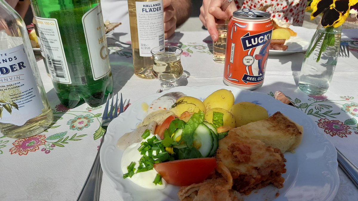 SwedishGamester's tweet photo. #GoodCompany,  #GoodFood, #GoodDrinks, and #FunGames! That's what #MidsommarAfton / #MidsummersEve is all about! 😀 https://t.co/KhjkmB3Efh
