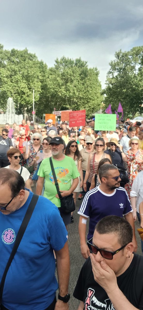 ❌️ La situación en Puente de Vallekas nos es fruto del azar, sino de una deliberada política clasista que busca empeorar las condiciones de la clase obrera e imponer su modelo segregador y opresivo de ciudad.

Pese a todo, nos tienen organizadas y en lucha por nuestro barrio 💪