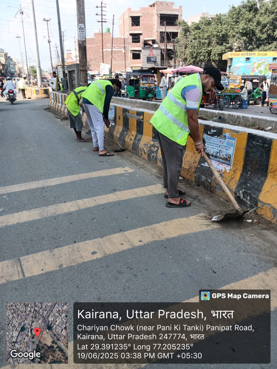 ULB Code- 800642
<a href="/SwachSurvekshan/">Swachh Survekshan</a>
<a href="/swachhbharatgov/">Swachh Bharat Urban</a> <a href="/NagarVikas_UP/">Urban Development Department, Uttar Pradesh</a>
#कैराना- आधिशासी आधिकारी महोदय के आदेश अनुसार आज दिनांक 20-06-2025 को स्वच्छता मित्रों द्वारा पानीपत रोड स्थित सभी डिवाइडरों पर साफ सफ़ाई का कार्य कराया गया। <a href="/dm_shamli/">DM Shamli</a> #swachhsurvekshan2025