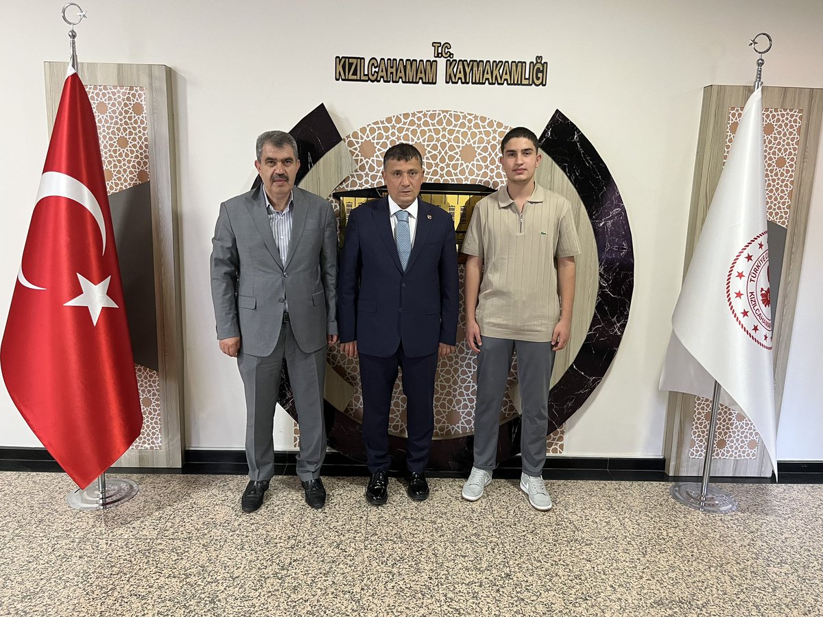 Erciş eski Kaymakamımız Kızılcahamam Kaymakamı Sn <a href="/nmehmetbeyoglu/">Dr. Nuri MEHMETBEYOĞLU</a> Dr.Nuri MEHMETBEYOĞLU nu Makamında ziyaret ettik misafirperverliğinden dolayı kendilerine çok teşekkür ediyoruz