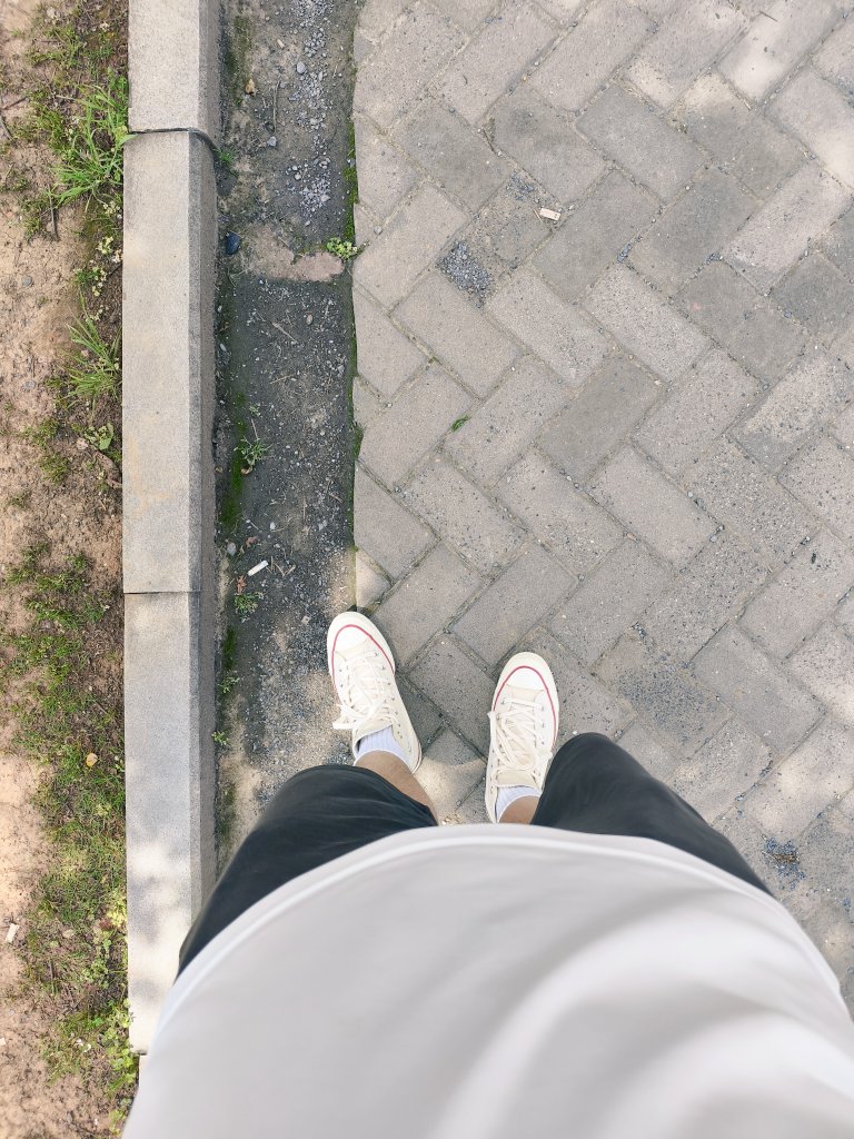 白袜匡威就是帅，可惜天气太热，有点小闷。

喜欢的，可以来交流一下
#匡威 #白袜男大  #帆布鞋 #运动鞋 
#男大学生  #男高体育生  #白袜少年  #男大弟弟