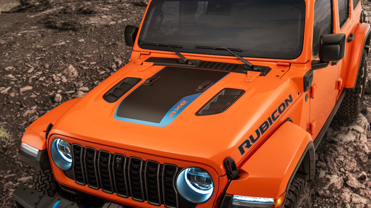 StellantisNA's tweet photo. Orange you glad it’s summer? 🍊 The @Jeep® brand brings the heat with bold colors such as Joose, Mojito!, and the new '41. Catch them all at https://t.co/KcZ92XtrRR. #JeepLife https://t.co/O2XVMbPoKl