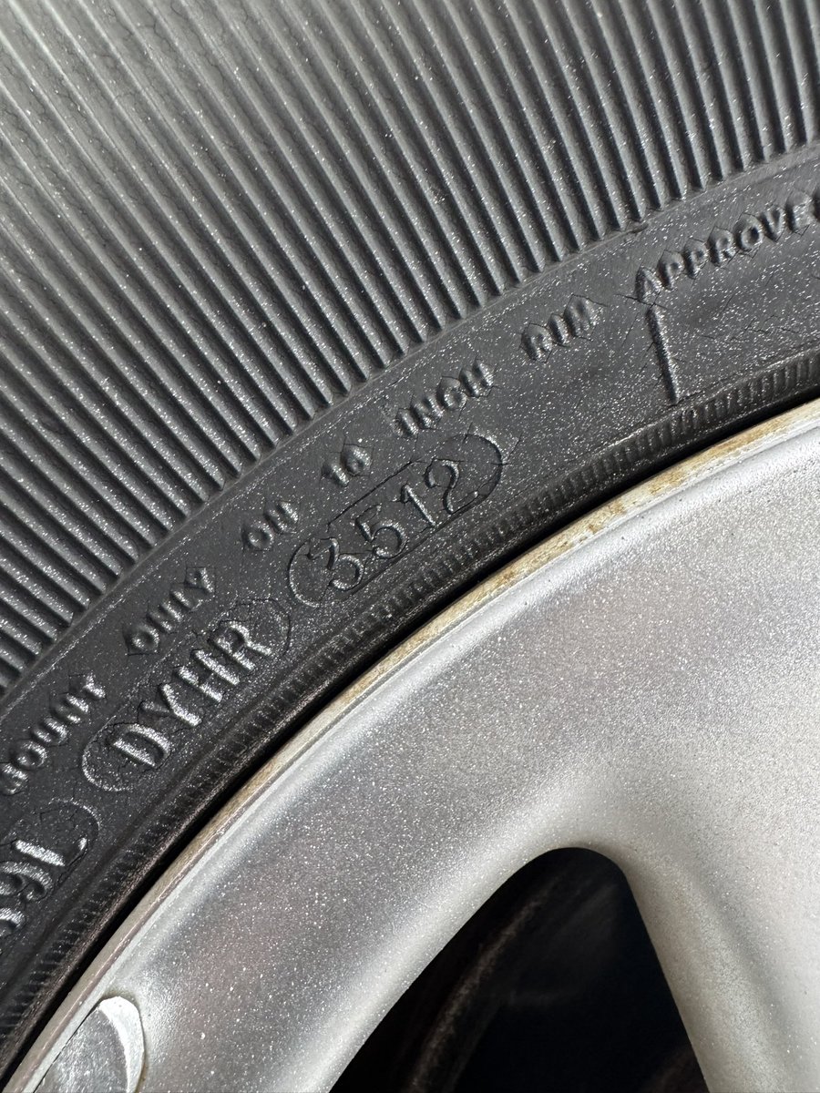 Lastik kontrol gönderisidir

abla gelmiş yolda giderken titreme ve sarsıntı yaşıyorum diyor. Motor kulağına süspansiyonlarına her yerine baktık sıkıntı yok lastiklere bakayım dedim bakmaz olaydım 2012 üretim lastik var üzerinde abla niye değiştirmedin diyorum hiç patlamadılar ki