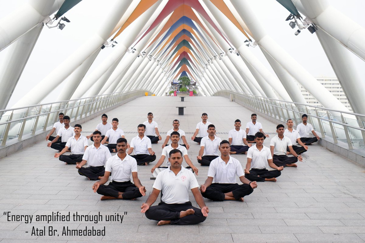 DefencePRO_Guj's tweet photo. As a prelude to #InternationalYogaDay2025, @adgpi #goldenkatar Div HQ, Ahmedabad hosted Yoga session at #iconic places in #ahmadabad for its personnel. #YogaForOneEarthOneHealth
#YogaDay2025 #WellnessWithDiscipline #OneEarth #OneHealth #WeProtect https://t.co/F4u67DKKfj