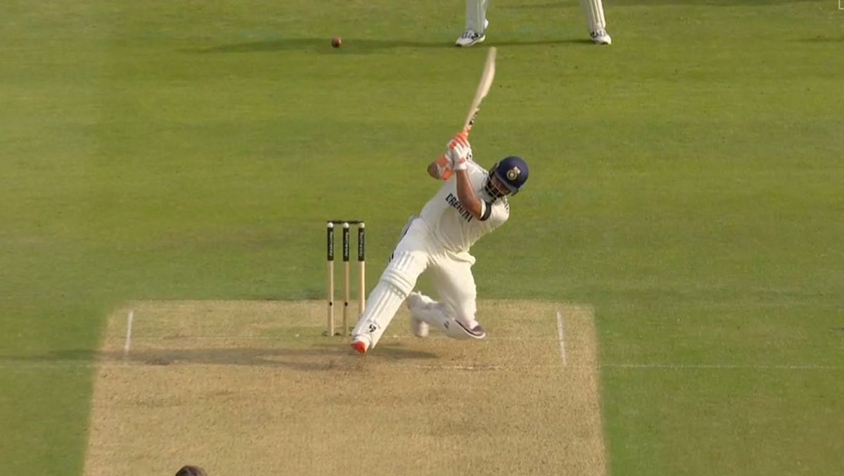 PANT BE LIKE- Aise Bowlers ko to Aankh Band kar ke shot marta hu mai 😂😂
#INDvsENG