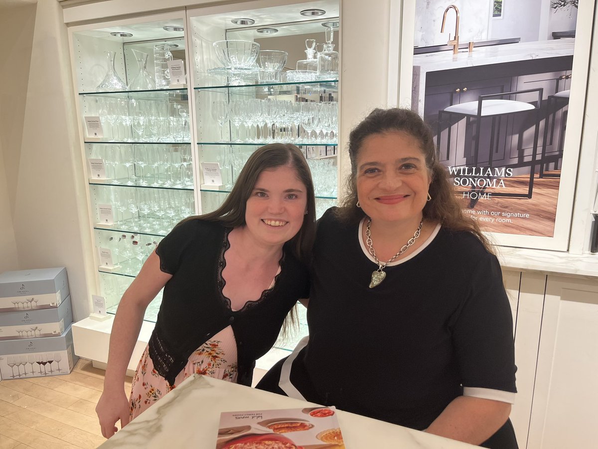 Nikkilynn81989's tweet photo. Happy Birthday to my favorite chef and idol ICAG Alex Guarnaschelli who inspired me to want to be a chef! I had the honor of meeting you in person and you were so kind to me! I treasure the cookbook you signed for me! Hope your day is special! Happy Birthday @guarnaschelli!🥰♥️🎂 https://t.co/fy9QSlAhnI