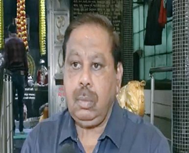 AMahetar's tweet image. જય જય ગરવી ગુજરાત
આ રાજેશ પટેલ છે.
અમદાવાદ વિમાન દુર્ઘટના પછી, રાજેશ પટેલ મૃતદેહો અને ઘાયલોને એમ્બ્યુલન્સ સુધી લઈ જઈ રહ્યા હતા,
અકસ્માત સ્થળેથી લગભગ 70 તોલા સોનાના દાગીના, 80,000 રૂપિયા અન્ય કિંમતી વસ્તુઓ મળી. જે પોલીસ ને સોંપી દીધી
#ahemdabadplanecrash
#Ahemdabad
#AirIndiaCrash