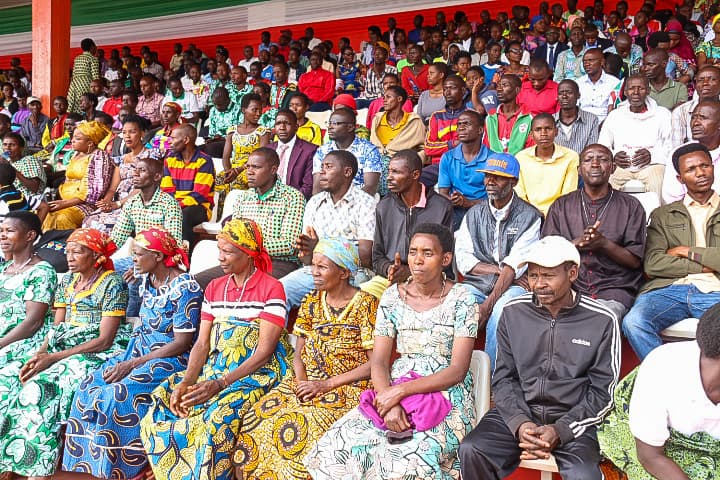 6. Dans sa prédication, le père #Désiré_Yamuremye a appelé les hauts cadres et cadres de l’État à rechercher la vérité, la paix intérieure et la transformation spirituelle, et à reconnaître que leurs responsabilités proviennent de Dieu.