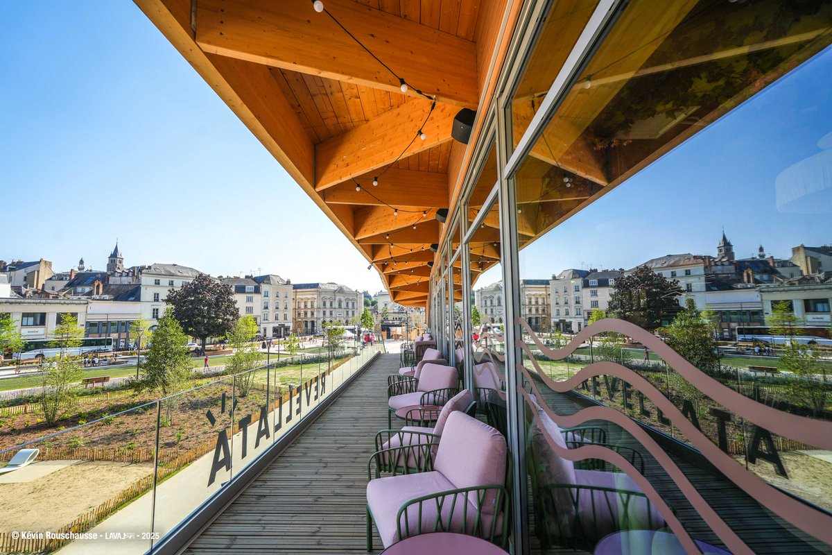 𝗟𝗮 𝗣𝗹𝗮𝗰𝗲 𝗱𝘂 𝟭𝟭-𝗡𝗼𝘃. 𝗲𝘁 𝗟𝗲𝘀 𝗛𝗮𝗹𝗹𝗲𝘀 𝗱𝗲 𝗟𝗮𝘃𝗮𝗹 𝗼𝗻𝘁 𝗲́𝘁𝗲́ 𝗶𝗻𝗮𝘂𝗴𝘂𝗿𝗲́𝗲𝘀 𝗰𝗲𝘁 𝗮𝗽𝗿𝗲̀𝘀-𝗺𝗶𝗱𝗶. Un moment symbolique en présence des élus et des partenaires, pour marquer l’ouverture d’un nouveau lieu de vie ouvert sur la ville. 🥳👏