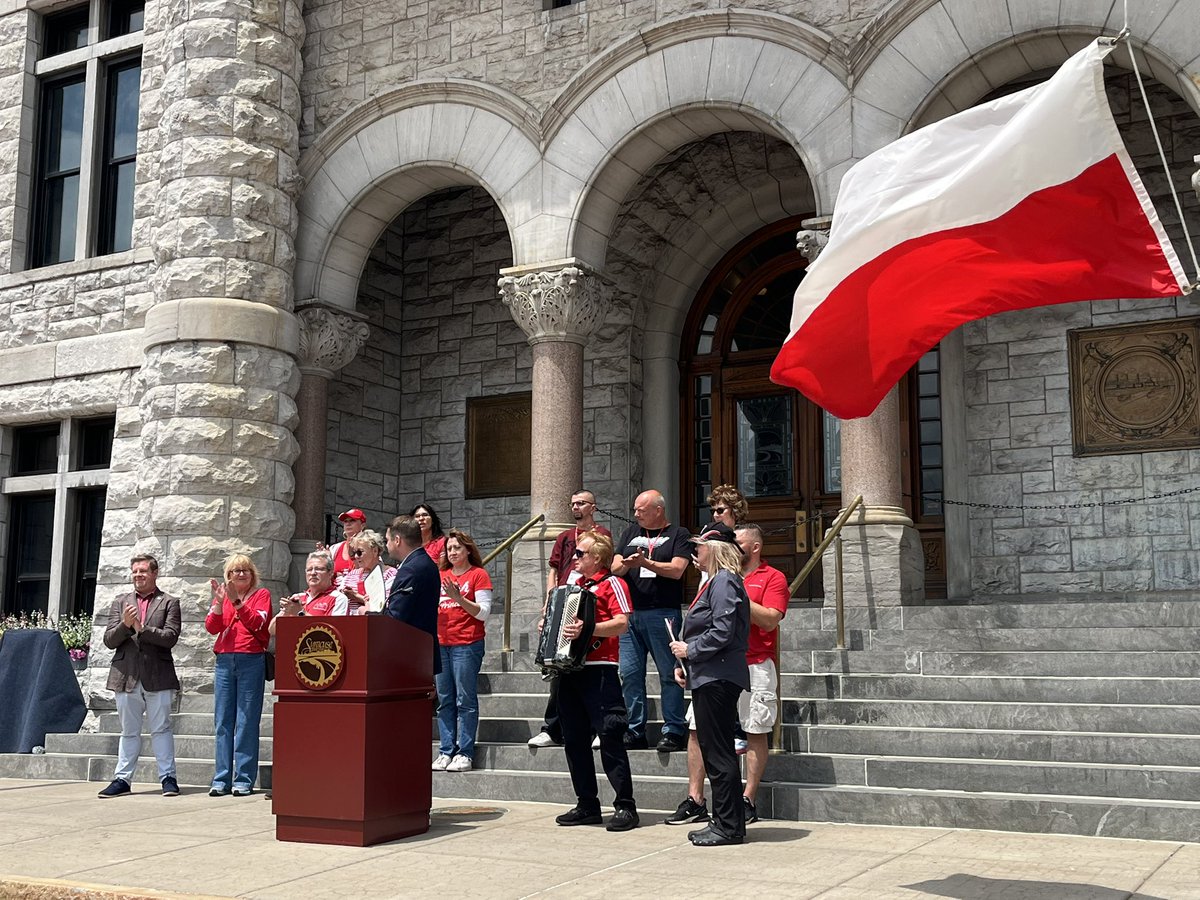 SyracuseAuditor's tweet image. This weekend is Syracuse’s Polish Festival! We kicked it off with a flag raising at City Hall. Next stop: pierogi and gołabki to support the Polish Scholarship Fund.