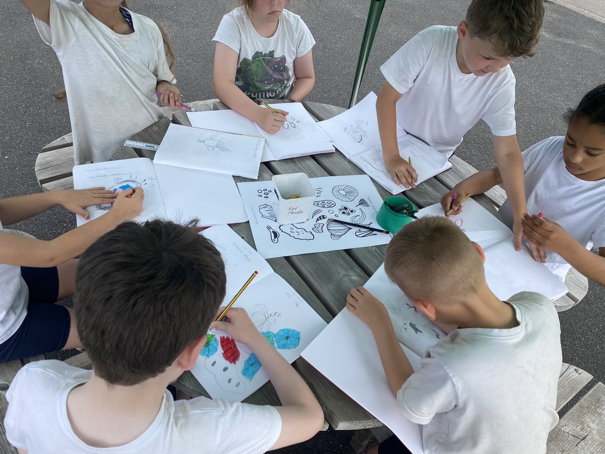 MrSmithBVP's tweet photo. Today year 3 made the most of the nice weather with some outdoor art! ☀️ 🖼️ @BelleValeSchool https://t.co/7aPRWje9U7