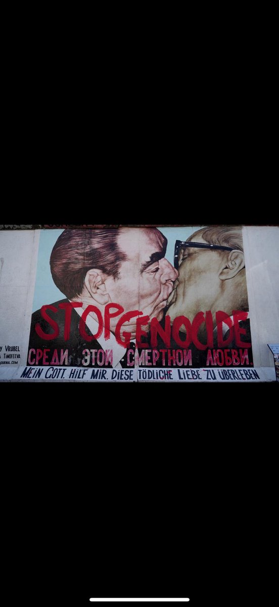 Viel schöner so #stopgenocide #bruderkuss