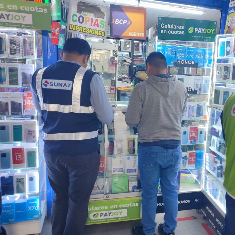 SUNATOficial's tweet photo. 📍 #Lambayeque | Mega Campaña Nacional de Formalización: #HazloBienHazloFormal ✅
En el Mercado Modelo de Chiclayo el equipo de orientadores inició su recorrido para absolver consultas de comerciantes sobre trámites tributarios como la obtención del RUC o emisión de comprobantes. https://t.co/GoYOcyuPgQ