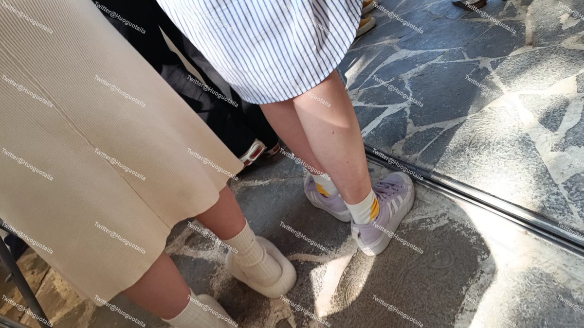 〖街拍系〗穿脏脏帆布鞋的小妹休息够去拍照了，她还有个穿白棉袜毛毛拖鞋的闺蜜，拖鞋的毛肤感应该很好吧，让人想入非非
#街拍 #街拍美女 #白棉袜 #棉袜 #匡威 #足控 #足底 #足交 #腳交 #足控福利 #帆布鞋