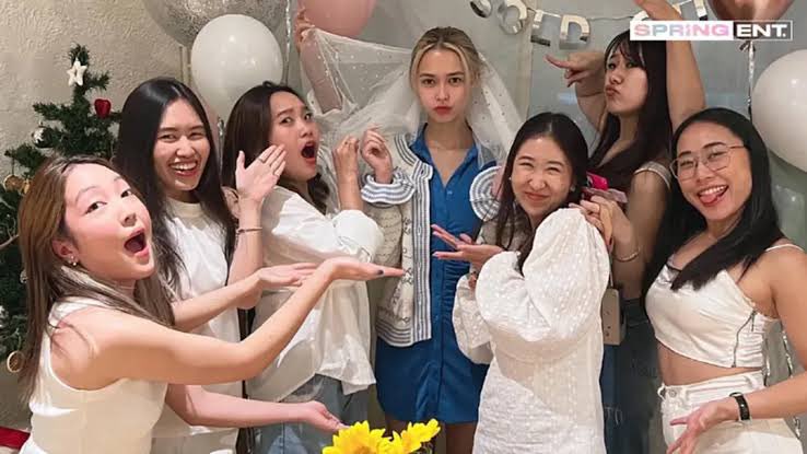 ใช่แล้ว เปนเทรนด์ถ่ายรูปของคนที่โดนขอแต่งงานแล้วและกำลังจะเปนเจ้าสาว มักถ่ายในงานปาร์ตี้สละโสด 

พ้อยของเทรนด์คือว่าที่เจ้าสาวจะอยู่กลาง เพื่อนเจ้าสาวจะรายล้อมแล้วมุ่งจุดสนใจไปที่เจ้าสาว ด้วยสีหน้าท่าทางหรือพร็อบ ว่าคนนี้นะ ที่จะสละโสด💍✨