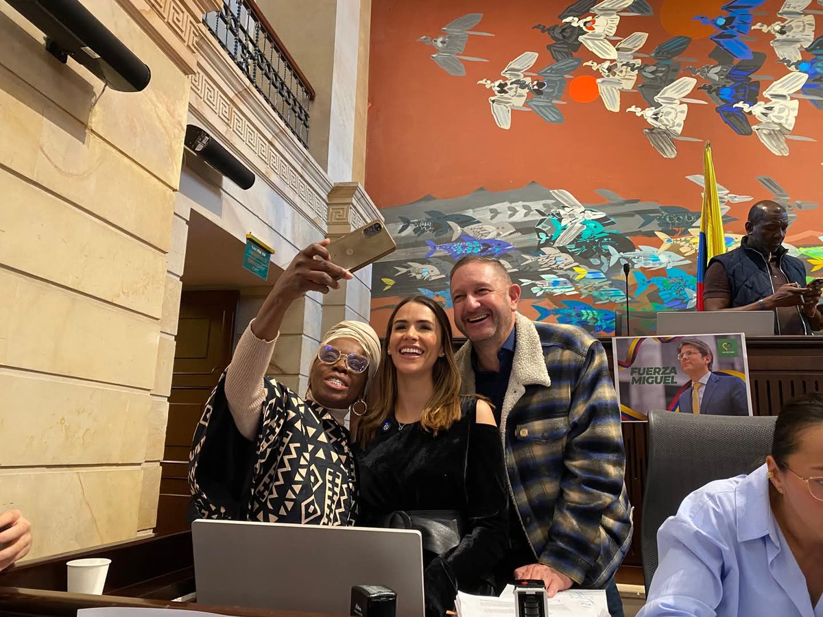 ¡Aprobamos la #ReformaLaboral! Desde la bancada del <a href="/PactoCol/">Pacto Histórico Oficial</a> junto al presidente <a href="/petrogustavo/">Gustavo Petro</a>, le cumplimos a la clase trabajadora de Colombia. Esta es una reforma que salda una deuda histórica con quienes han sostenido este país con su esfuerzo y dignidad. Una reforma que