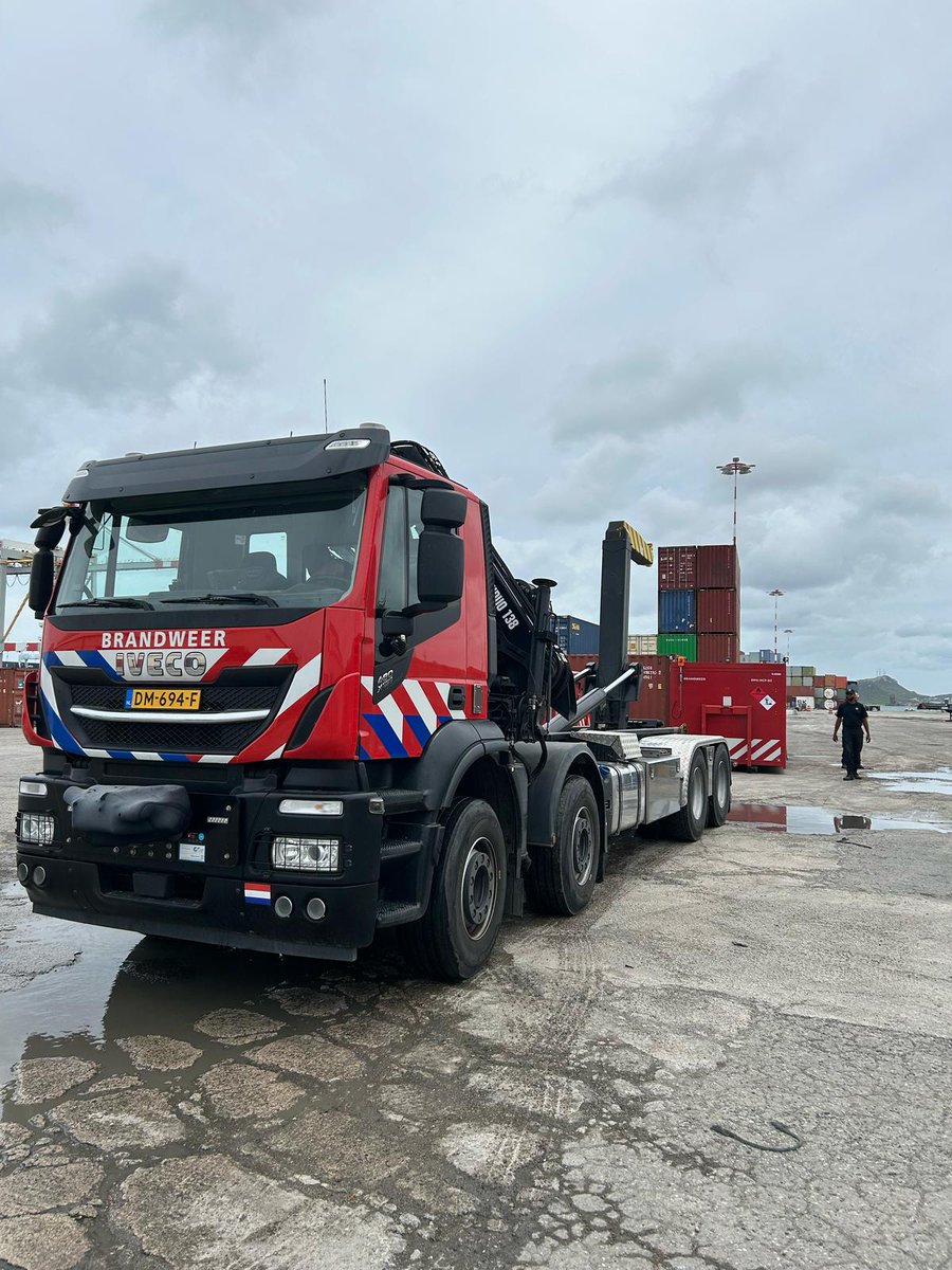 Twan Langenhuizen (@twanlangenhuiz1) on Twitter photo Deze week is het brandweermaterieel van het <a href="/marinebrandweer/">Korps Marinebrandweer</a> op Curaçao gelost. Fluorvrij schuim, grote pompen , een WLS systeem, een 4x4 tankautospuit, en een 3km 160 mm WTS.
Nu is het zaak de collega's van Brw. Curaçao op te leiden! <a href="/kon_marine/">Koninklijke Marine</a> <a href="/CZMCARIB/">Defence Caribbean</a> Deze week is het brandweermaterieel van het <a href="/marinebrandweer/">Korps Marinebrandweer</a> op Curaçao gelost. Fluorvrij schuim, grote pompen , een WLS systeem, een 4x4 tankautospuit, en een 3km 160 mm WTS.
Nu is het zaak de collega's van Brw. Curaçao op te leiden! <a href="/kon_marine/">Koninklijke Marine</a> <a href="/CZMCARIB/">Defence Caribbean</a>