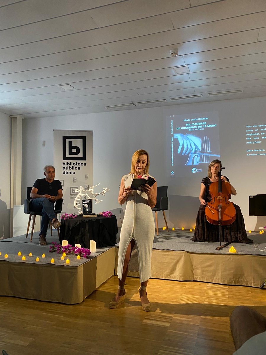 Maravillosa la presentación en la Biblioteca municipal de #Denia del libro de Mª Jesús Cañellas @milmanerasdecogernosdelamano, con #quicotorres, #aliciaginer al chelo y #aleixcrespoginer a la flauta travesera
Gracias por tan estupendo espectáculo 📖😀