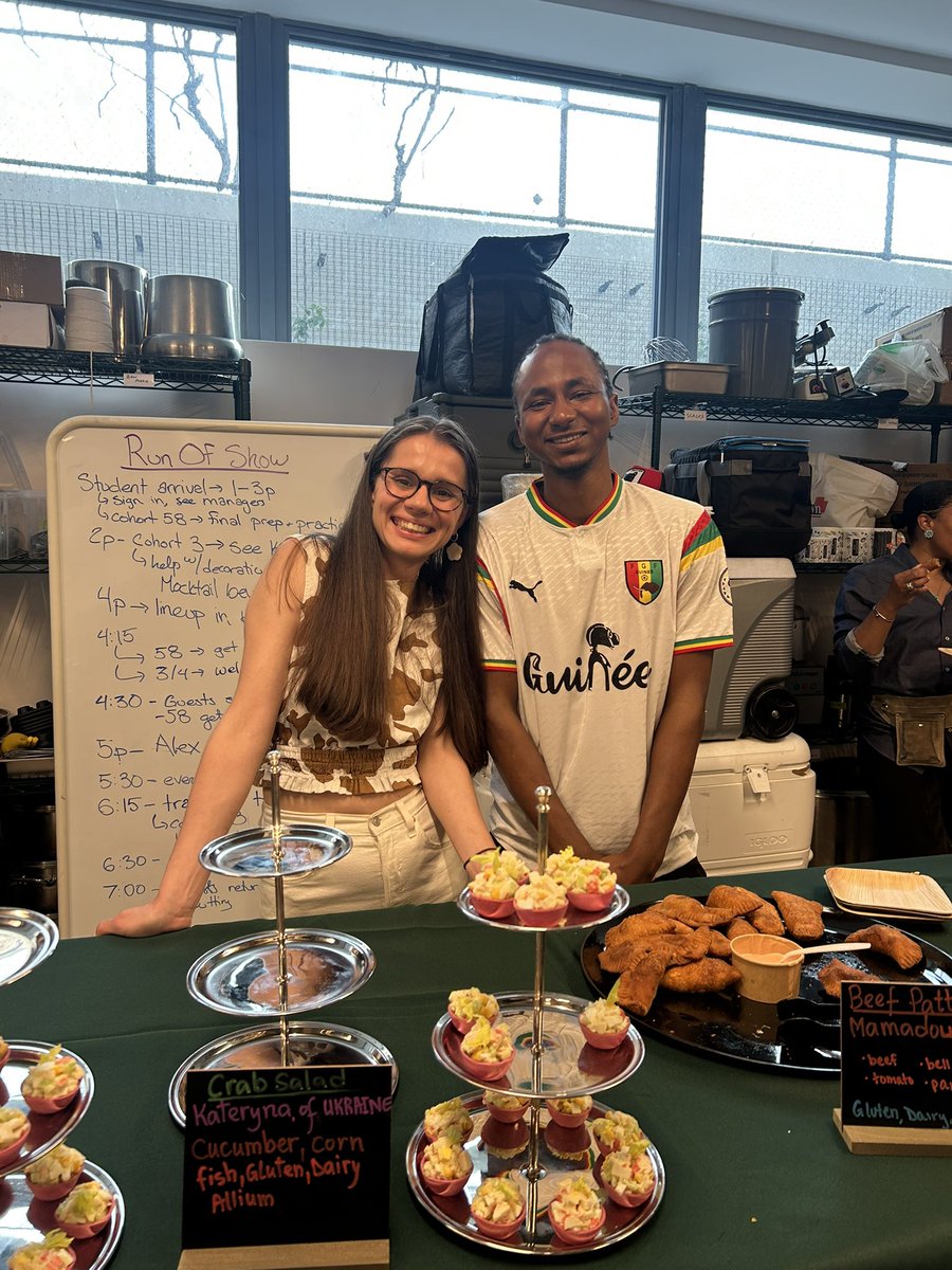 ChildrensVllg's tweet image. 🎉 Congrats to @EmmasTorch on opening their teaching kitchen at The Eliza + graduating their 58th class!
Thank you to Kerry Brodie, Chef Alexander Harris, Dr. Kira O’Brien & Assemblyman Manny De Los Santos for your leadership & support.
#EmmasTorch #TheChildrensVillage