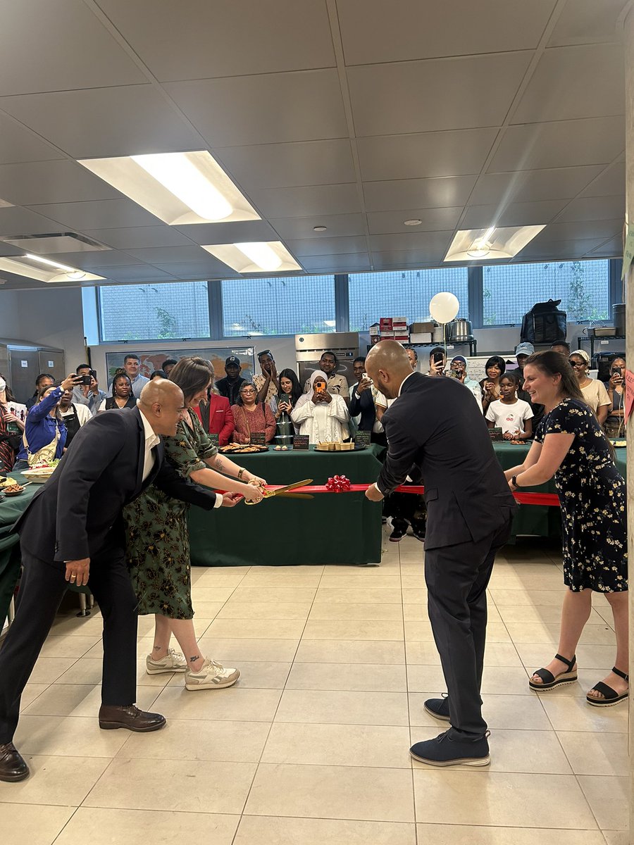 ChildrensVllg's tweet image. 🎉 Congrats to @EmmasTorch on opening their teaching kitchen at The Eliza + graduating their 58th class!
Thank you to Kerry Brodie, Chef Alexander Harris, Dr. Kira O’Brien & Assemblyman Manny De Los Santos for your leadership & support.
#EmmasTorch #TheChildrensVillage