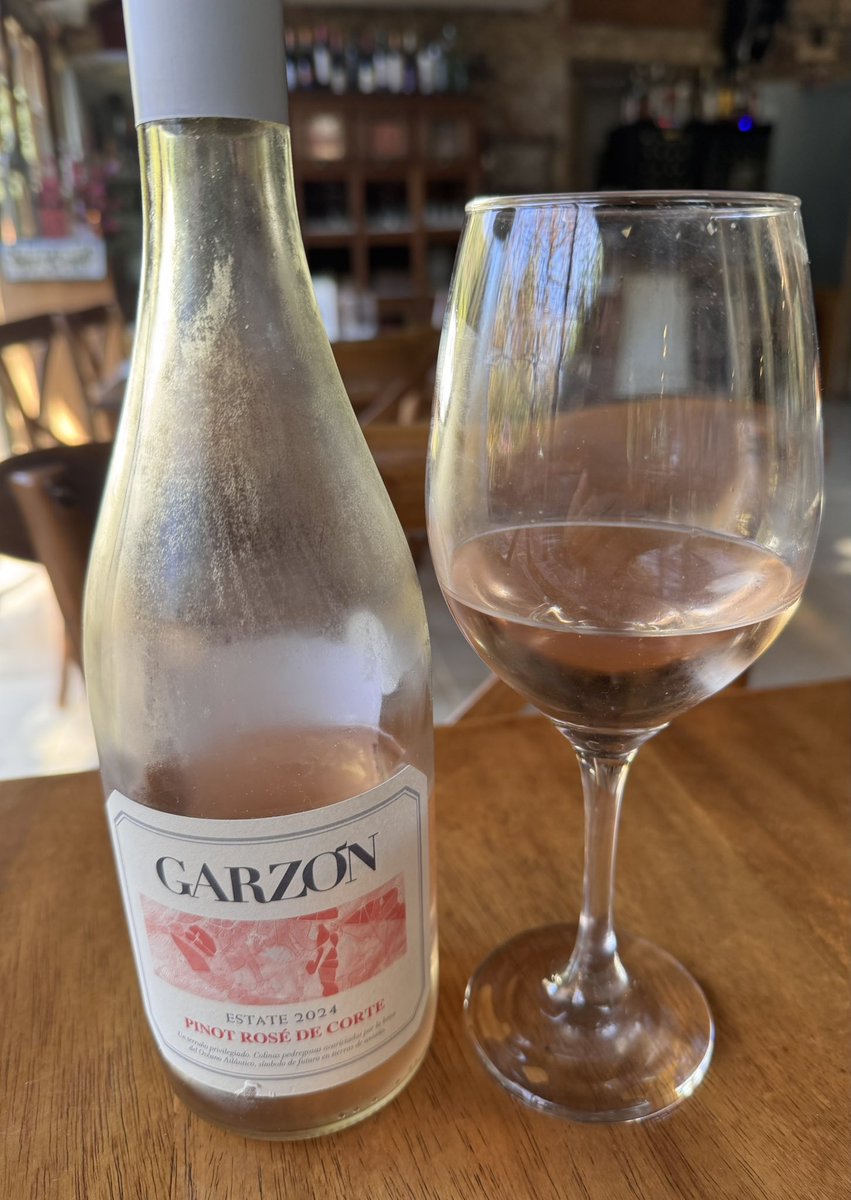 Aldo Lema - Uruguay (@aldolema_uy) on Twitter photo El mismo vino, un rosado uruguayo de buena relación calidad-precio, el Pinot Rosé de Corte de <a href="/BodegaGarzon/">Bodega Garzón</a>: basta apreciar el color más intenso para percibir la oxigenación y sus cambios en el abierto hace una semana respecto al recién abierto, pese a la tapa rosca. El mismo vino, un rosado uruguayo de buena relación calidad-precio, el Pinot Rosé de Corte de <a href="/BodegaGarzon/">Bodega Garzón</a>: basta apreciar el color más intenso para percibir la oxigenación y sus cambios en el abierto hace una semana respecto al recién abierto, pese a la tapa rosca.