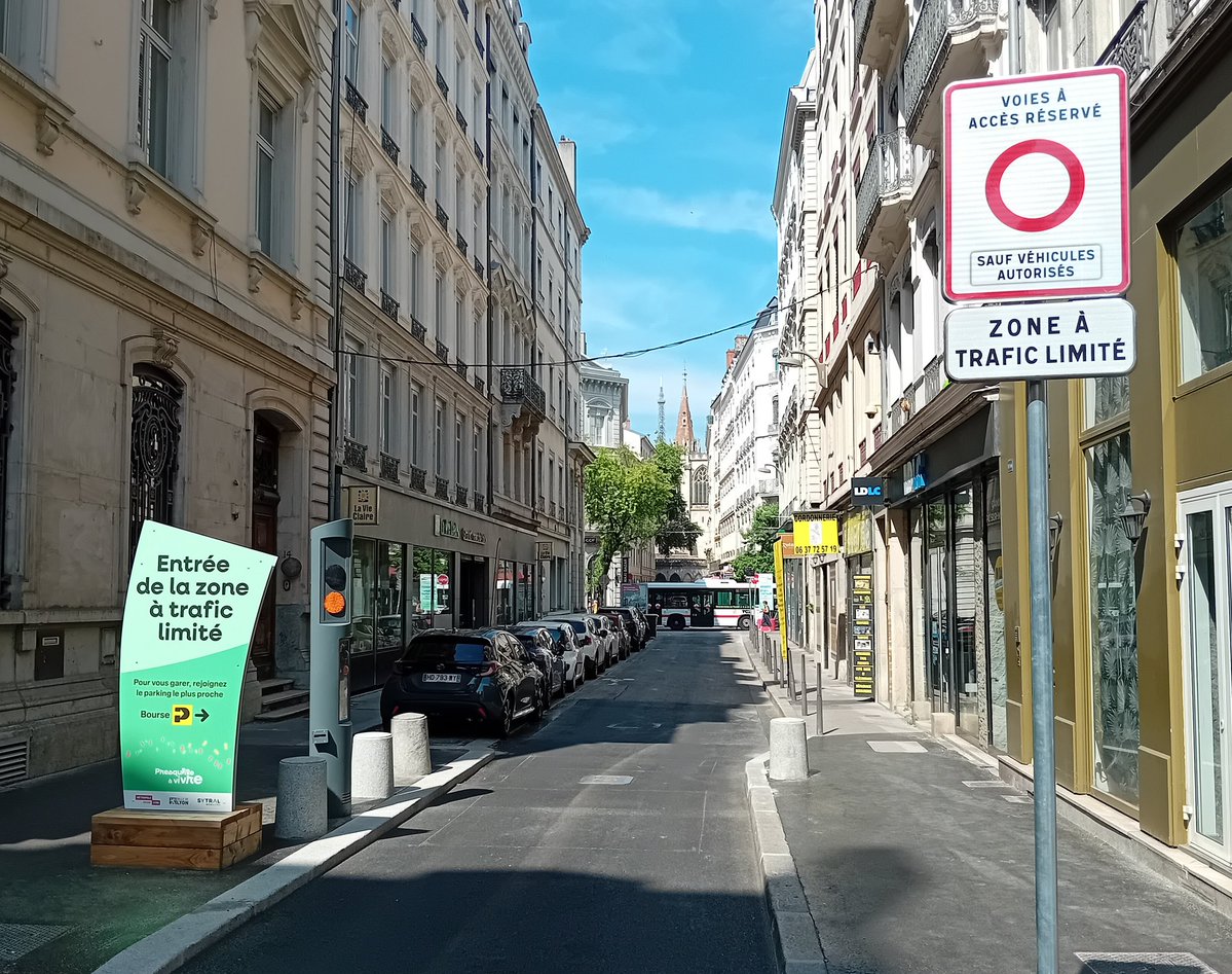 🔴 Lyon : La Zone à Trafic Limité sera effective demain matin !

⚠️ A partir du 21 juin, seuls les véhicules des ayants-droits pourront accéder au secteur délimité par ces panneaux.

➡️ Plus de confort et de sécurité pour les🚶‍♀️🚶, moins de pollution, moins de bruit dès demain.