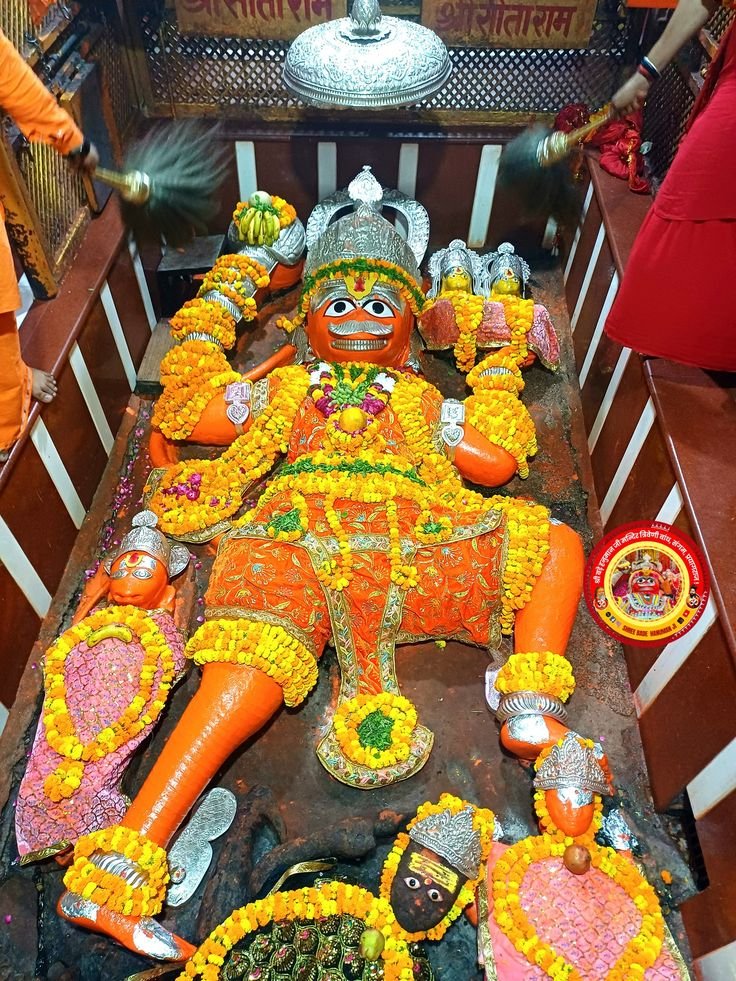 राम के रक्षक, संकट के संहारक – वीर बजरंगी।