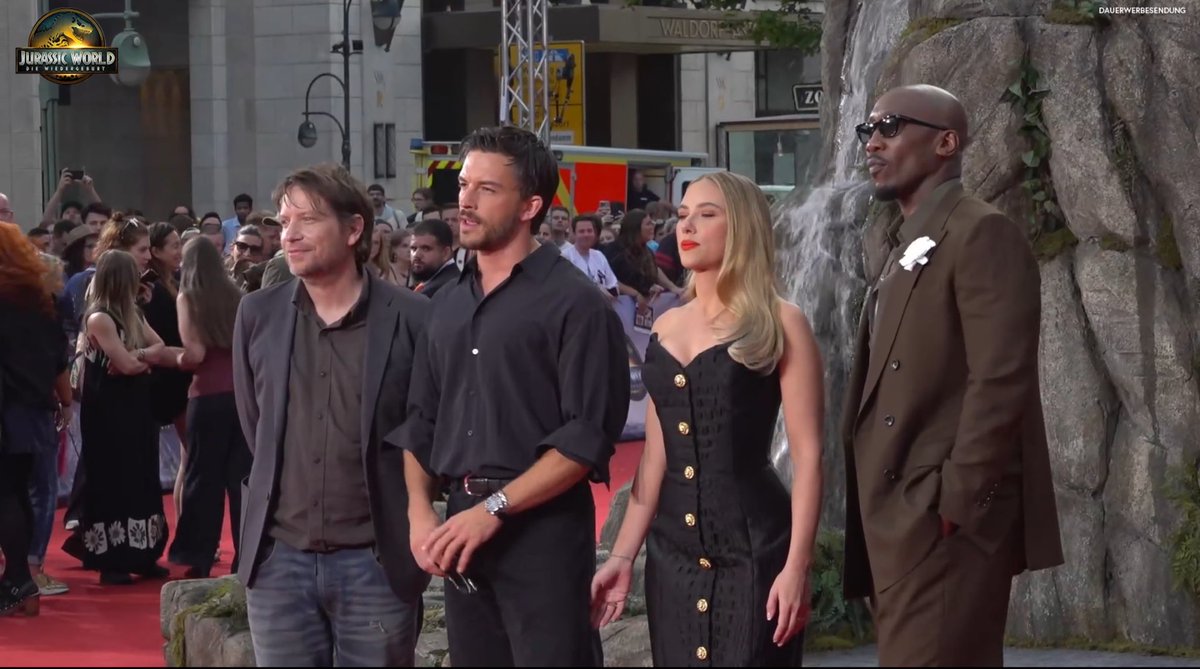 CalianPalace's tweet image. The film's director, Gareth Edwards, with Jonathan Bailey, Scarlett Johansson and Mahershala Ali, the main cast. Yeah I know 👀