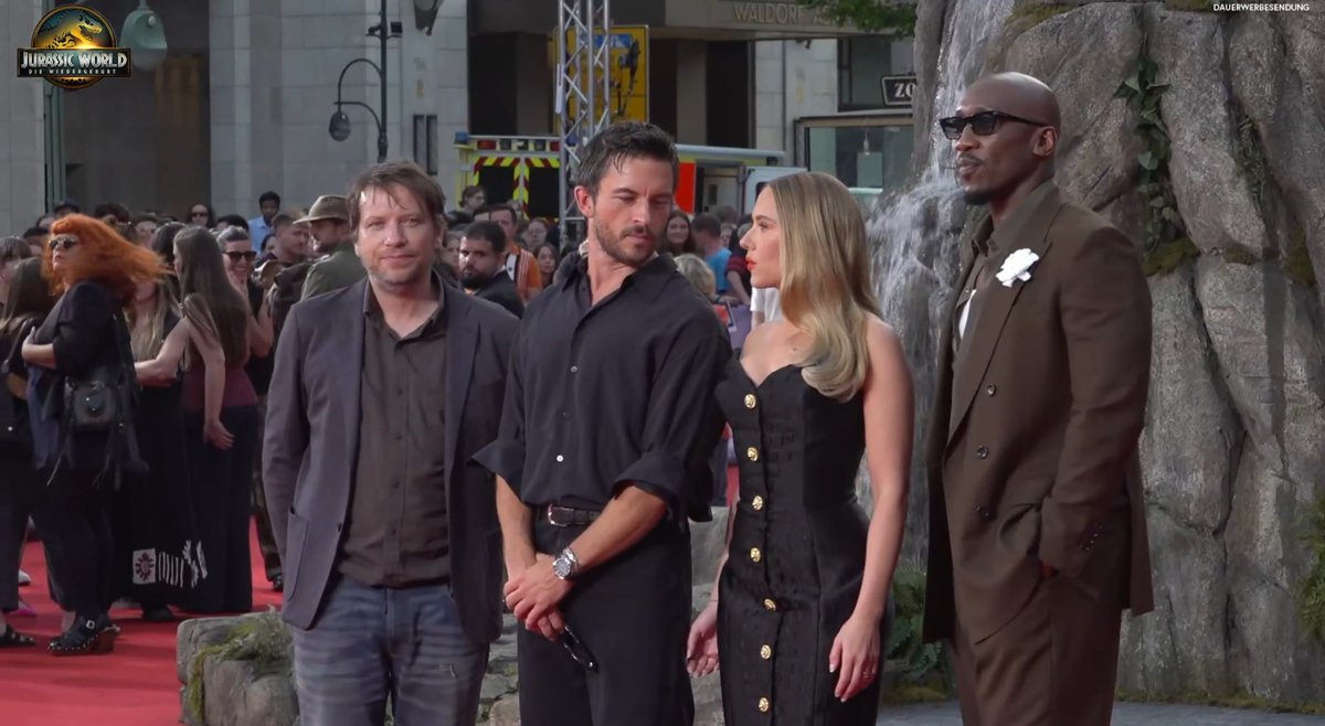 CalianPalace's tweet image. The film's director, Gareth Edwards, with Jonathan Bailey, Scarlett Johansson and Mahershala Ali, the main cast. Yeah I know 👀