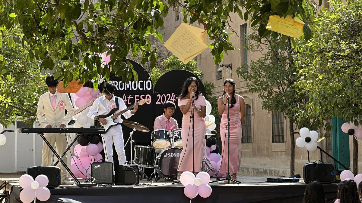 ieelisabets's tweet photo. Ahir vam celebrar la festa de graduació de l’alumnat de 4t d’ESO! Un vespre ple d’emocions compartides entre famílies, alumnat i professorat. Gràcies a tothom per fer-ho tan especial! https://t.co/KwC0WIixZ5