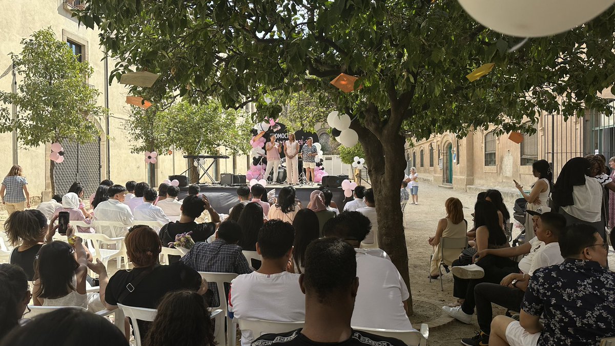 ieelisabets's tweet photo. Ahir vam celebrar la festa de graduació de l’alumnat de 4t d’ESO! Un vespre ple d’emocions compartides entre famílies, alumnat i professorat. Gràcies a tothom per fer-ho tan especial! https://t.co/KwC0WIixZ5
