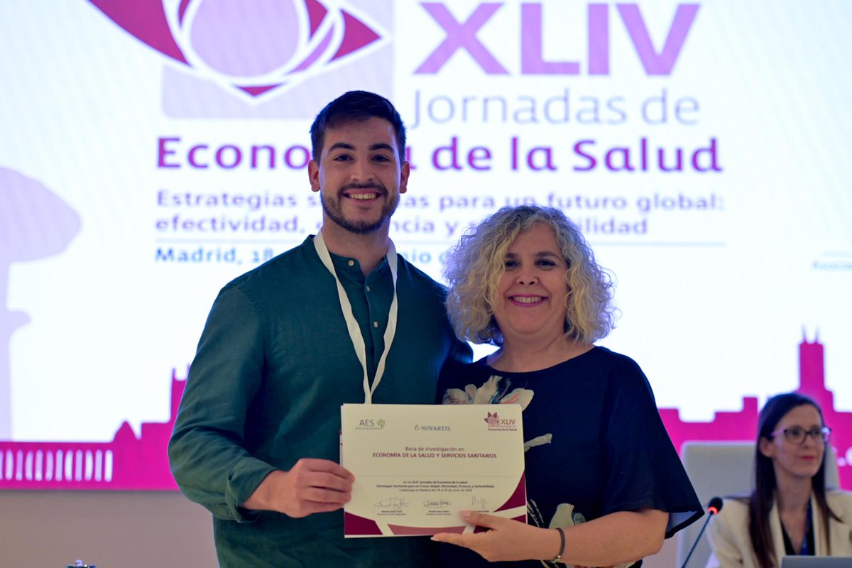 AESeconsalud's tweet photo. @LaiaMaynou @pilarpinilladom 🏆 Beca de Investigación en Economía de la Salud y Servicios Sanitarios, patrocinada por @NovartisSpain:

🏅Mario Garcia “Modelo de análisis de decisión con incertidumbre para la evaluación de oportunidades de drug repurposing” Entrega @carme_pinyol64, @NovartisSpain

#PremiosAES https://t.co/YqkCJiRBgM