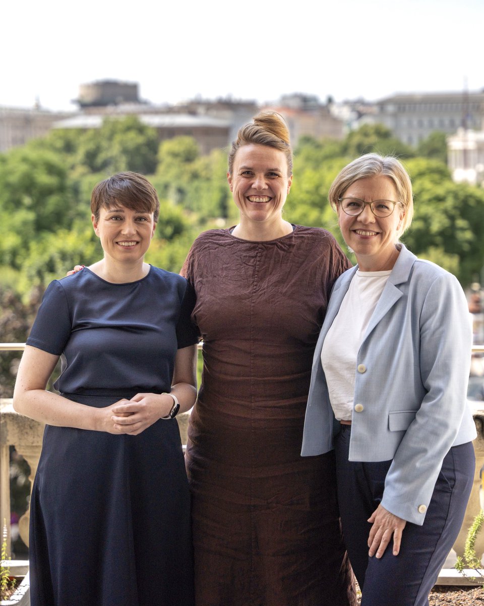TerryReintke's tweet image. Mit viel 💚 für unsere österreichischen Freund*innen.
Danke für euren Einsatz für eine lebenswerte Zukunft – für ein klimafreundliches Morgen, grüne Städte und soziale Gerechtigkeit.
Schön, euch zu treffen und gemeinsam für Veränderung zu kämpfen. 🇪🇺❤️🇦🇹