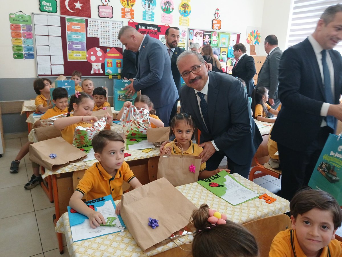 2024-2025 eğitim ve öğretim yıl sonu karne dağıtım töreni Valimiz Sayın Rahmi DOĞAN,Sakarya Büyükşehir Belediye Başkanı Sayın Yusuf ALEMDAR,Kaymakamımız Sayın Ali CANDAN,Serdivan Belediye Başkanı Sayın Osman ÇELİK ve İl/İlçe protokolü katılımıyla Yazlık İlkokulu'nda gerçekleşti.