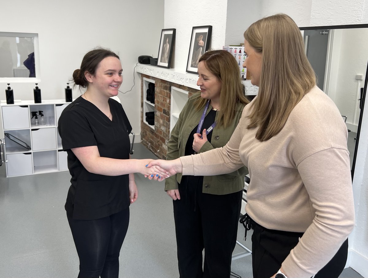 Junior Minister Aisling Reilly visited GaelChúrsaí, a non-profit social enterprise offering vocational and further education services and training through the medium of Irish, in West Belfast.
Meeting with tutors and some of the young people taking training courses, she praised