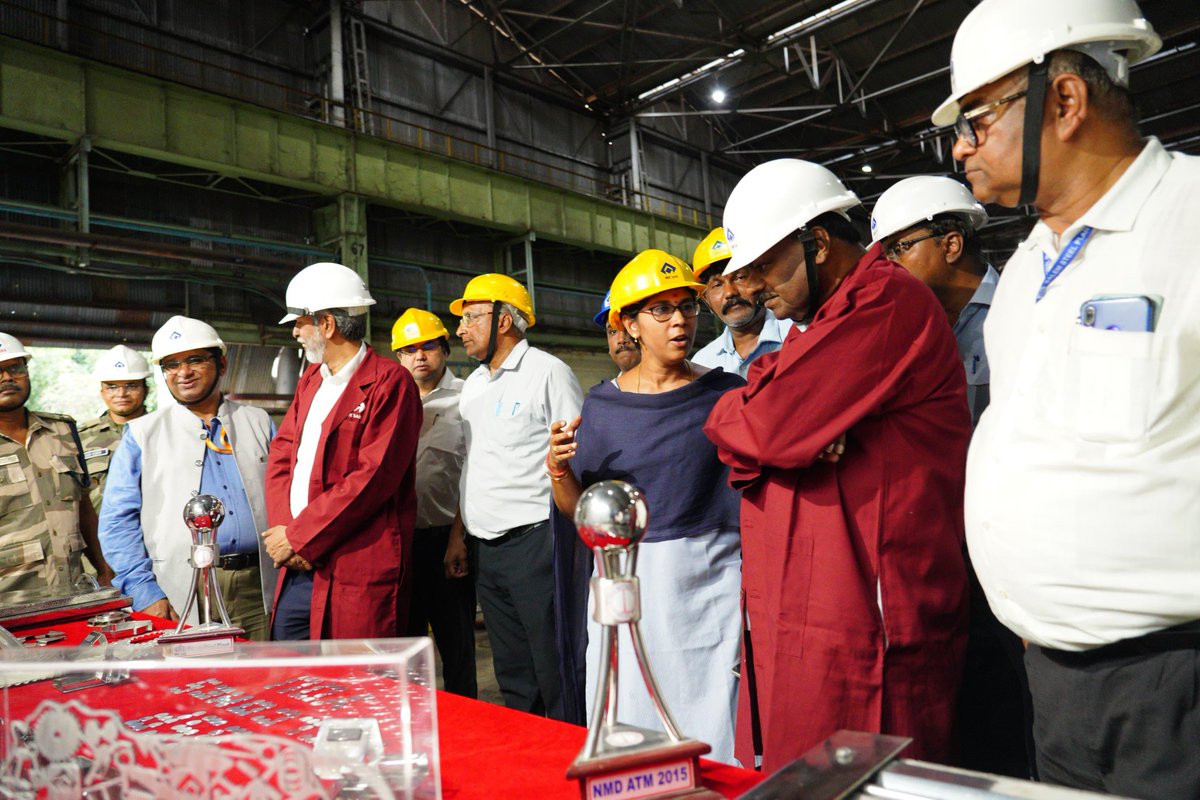 hd_kumaraswamy's tweet photo. At the Cold Rolling Mill of Salem Steel Plant (@PlantSalem), witnessed the production of high-quality stainless steel, the backbone of countless everyday applications.

From SS pipes and submersible pump components to coins, roof sheets and LPG cylinders this plant powers progress across sectors.

Proud of India's steel strength. 🇮🇳

@SteelMinIndia @SAILsteel

#SalemSteelPlant #StainlessSteel #AatmanirbharBharat #SteelForNewIndia