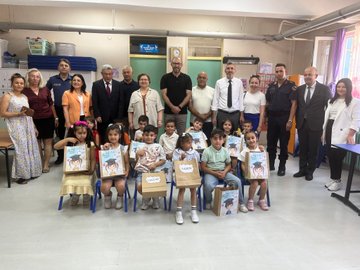 Kaymakam Doğru'nun Öğrencilerle Selfie Çekmesi