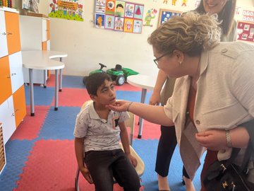 Kaymakam Doğru'nun Öğrenciye Karne Verme Anı