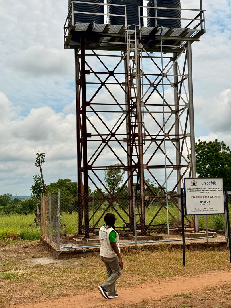 📍Yelwata, Benue State 
After the attack, UNICEF is providing child protection, health and WASH support including malnutrition screening, water point repairs, 10,000Litres emergency water storage bladder, cholera kits and drugs thanks to flexible funding and support from <a href="/Sida/">Sida</a>