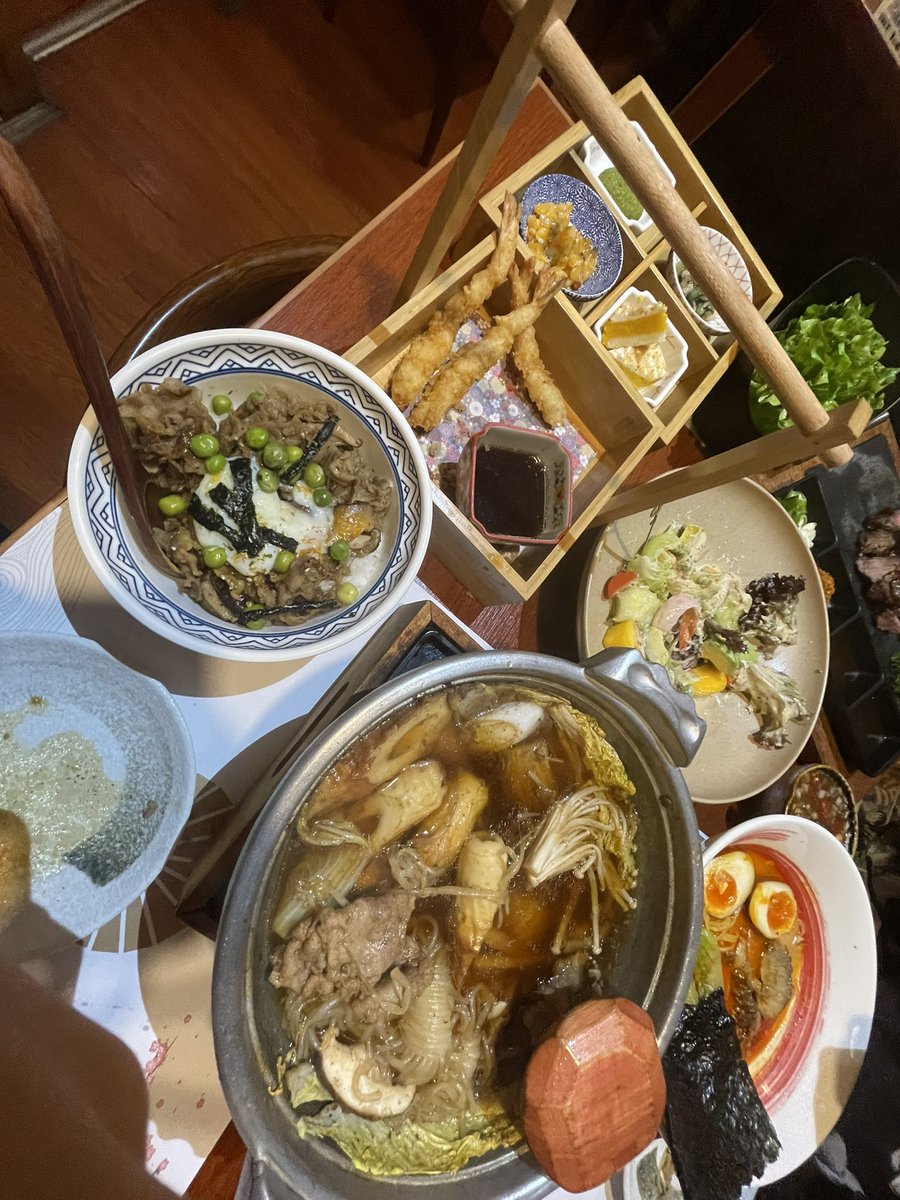WroteOurSong's tweet photo. @fisorpuppy 两个人吃了四人餐 很满足 https://t.co/sy7vQ7JWjr