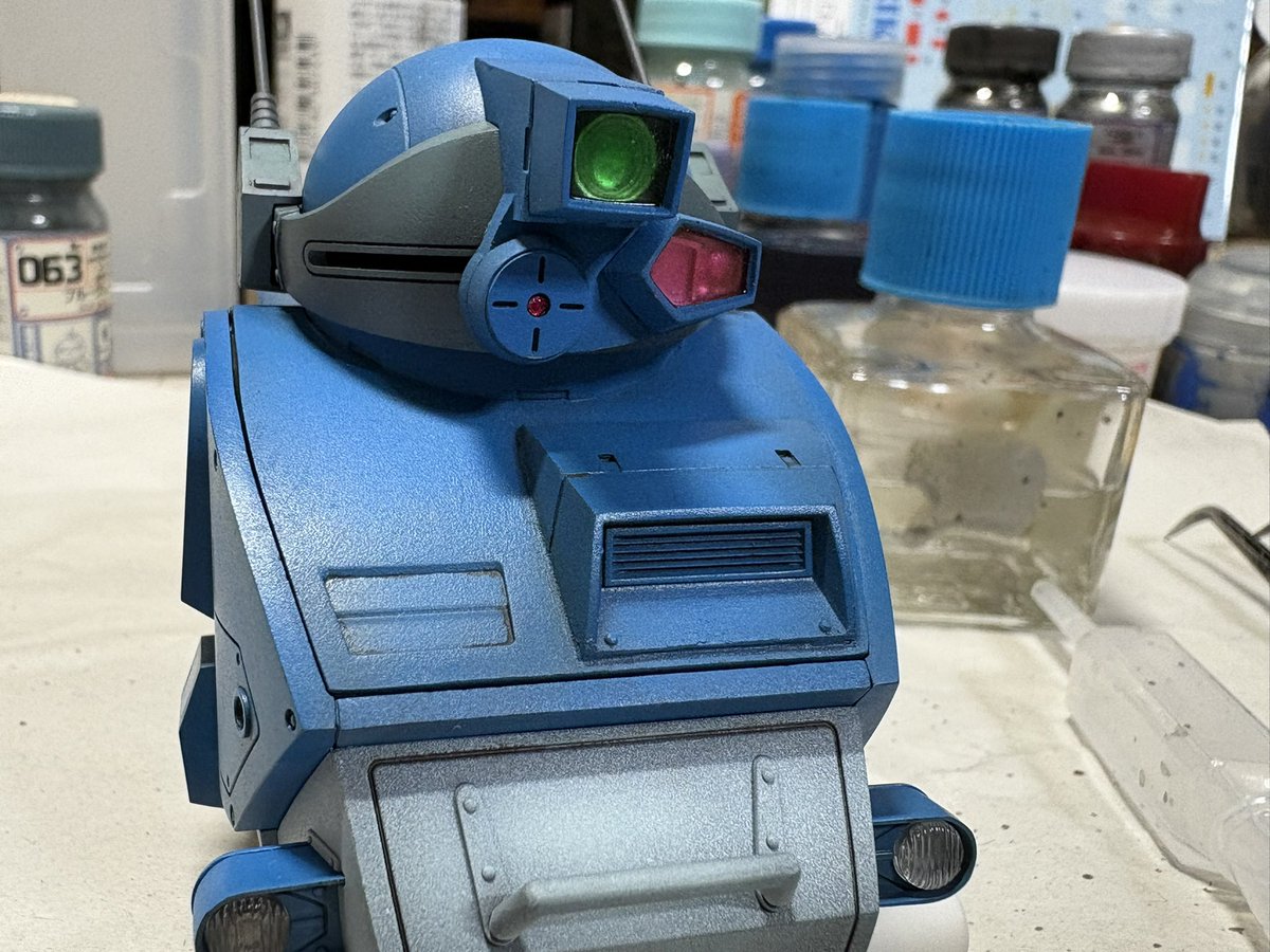 FsEMxK33R7XbIs0's tweet image. スミ入れ進行中・・・
正面右側のカメラの赤は蛍光レッドで左側の点はクリアレッドで2種類使ってみた😚
#アニメカフェス2 #ラビドリードッグ
#ボトムズ #工房いやさか